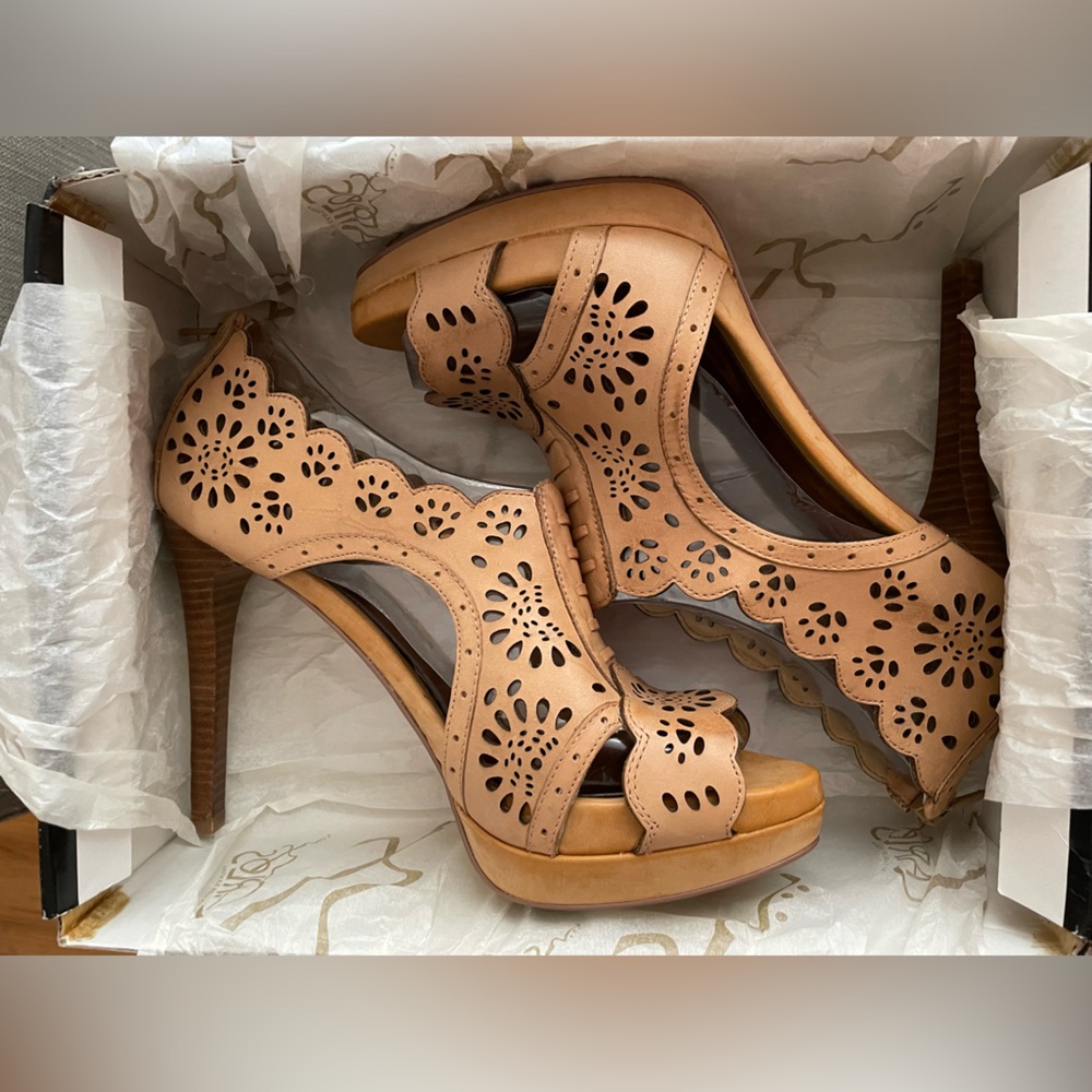 Santana tan heels